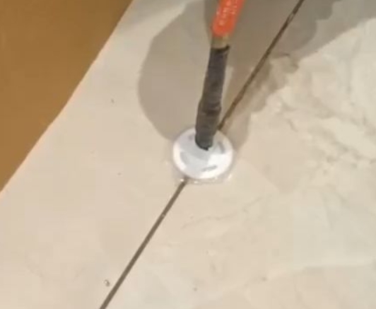 永靖瓷砖空鼓维修公司专业解答瓷砖在铺贴过程中，如果没有涂抹均匀到位的粘结材料（如水泥砂浆或瓷砖胶），可能会导致以下问题