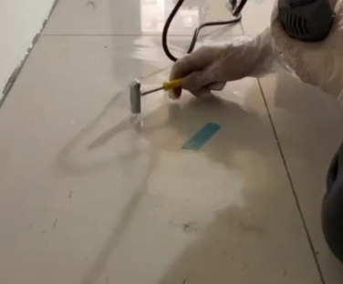 永靖瓷砖开裂维修公司专业分享瓷砖在铺贴前如果没有沥干水分，将会导致以下问题